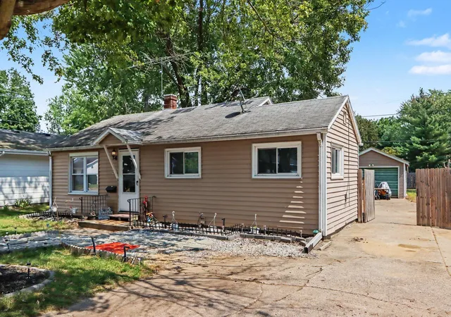 Photo 2 of Single family home for sale at 806 S Lincoln Ave, Three Rivers City St Joseph, MI 49093 | MLS# 66026045606 | Listing updated on 2026-08-27