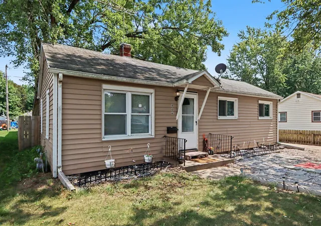 Photo 3 of Single family home for sale at 806 S Lincoln Ave, Three Rivers City St Joseph, MI 49093 | MLS# 66026045606 | Listing updated on 2026-08-27