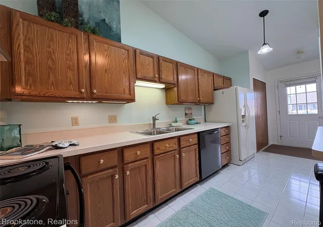 Listing Photo 5 - Condo for sale in building located at 62401 Raleigh Ct, South Lyon, MI 48178 - Unit #4