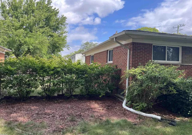 Photo 2 of Single family home for sale at 18285 Breezeway Dr, Fraser City Macomb, MI 48026 | MLS# 58050220088 | Listing updated on 2026-08-31