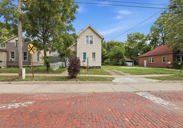 Photo 2 of Single family home for sale at 1207 E Vine St, Kalamazoo City Kalamazoo, MI 49001 | MLS# 65026045683 | Listing updated on 2026-09-01