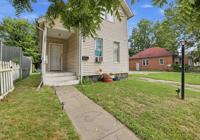 Photo 3 of Single family home for sale at 1207 E Vine St, Kalamazoo City Kalamazoo, MI 49001 | MLS# 65026045683 | Listing updated on 2026-09-01