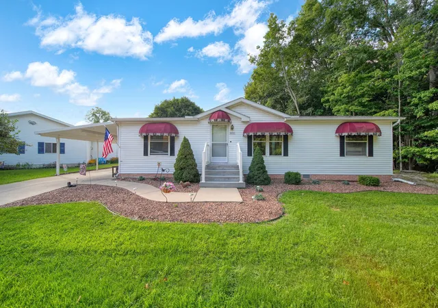Photo 1 of Single family home for sale at 800 Missouri River Dr, Adrian City Lenawee, MI 49221 | MLS# 81026045696 | Listing updated on 2026-08-28