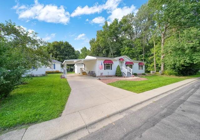 Photo 2 of Single family home for sale at 800 Missouri River Dr, Adrian City Lenawee, MI 49221 | MLS# 81026045696 | Listing updated on 2026-08-28