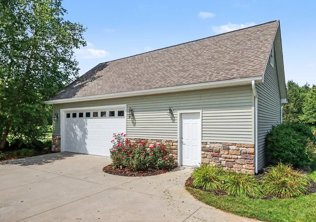 Photo 3 of Single family home for sale at 2421 Hickory Rdg, Charleston Township Kalamazoo, MI 49053 | MLS# 66026045714 | Listing updated on 2026-08-28