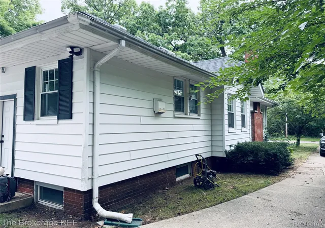 Photo 2 of Single family home for sale at 827 E Main St, Flushing City Genesee, MI 48433 | MLS# 20261069107 | Listing updated on 2026-09-13