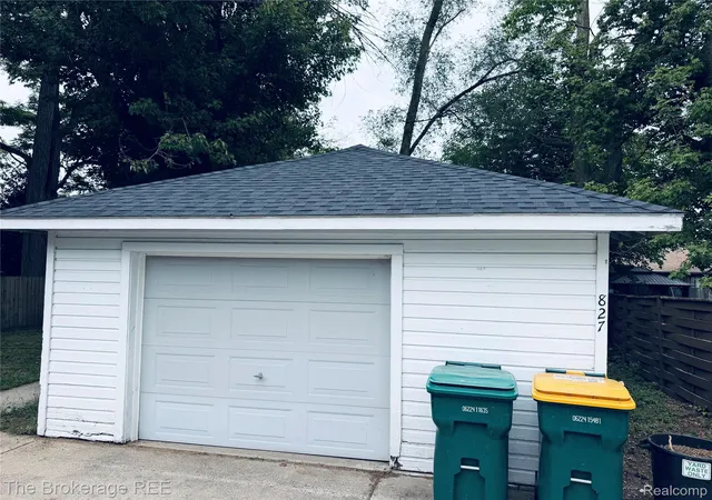 Photo 3 of Single family home for sale at 827 E Main St, Flushing City Genesee, MI 48433 | MLS# 20261069107 | Listing updated on 2026-09-13