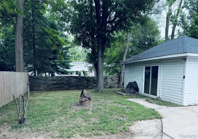 Photo 3 of Single family home for sale at 827 E Main St, Flushing City Genesee, MI 48433 | MLS# 20261069107 | Listing updated on 2026-09-13