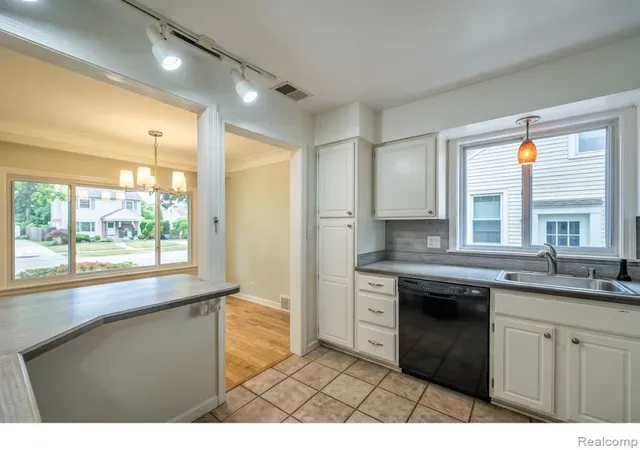 Photo 3 of Single family home for sale at 505 S Minerva Ave, Royal Oak City Oakland, MI 48067 | MLS# 20261069127 | Listing updated on 2026-10-03