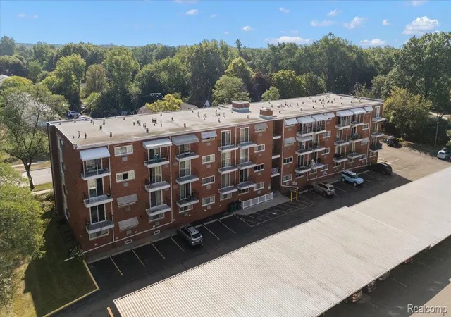 Listing Photo 2 - Condo for sale in building located at 2820 Woodslee Dr, Royal Oak, MI 48073 - Unit #308