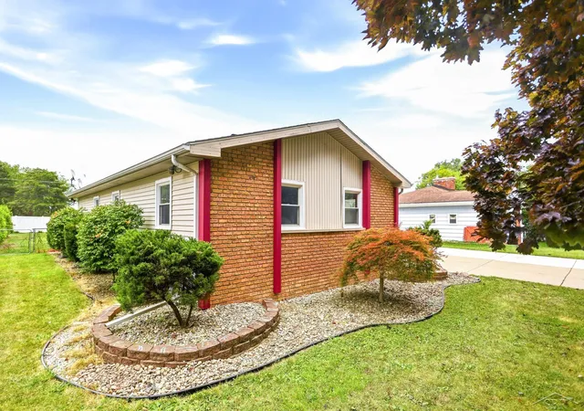 Photo 2 of Single family home for sale at 2904 Clayburn Rd, Saginaw Charter Township Saginaw, MI 48603 | MLS# 61050220129 | Listing updated on 2026-09-14