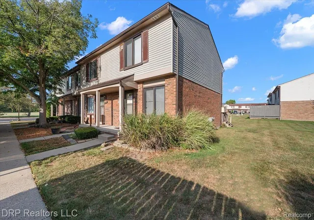 Listing Photo 4 - Condo for sale in building located at 16994 Kingsbrooke Dr, Clinton Township, MI 48038