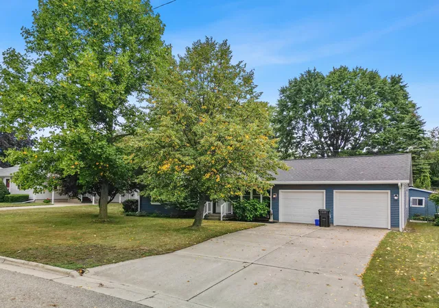 Photo 4 of Single family home for sale at 716 Valley Ave, Fremont City Newaygo, MI 49412 | MLS# 72026045772 | Listing updated on 2026-09-16