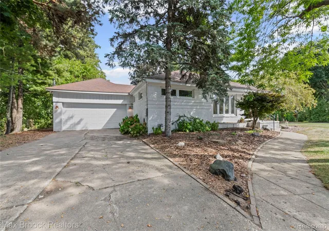 Photo 1 of Single family home for sale at 2665 Middlebelt Rd, West Bloomfield Charter Township Oakland, MI 48324 | MLS# 20261069196 | Listing updated on 2026-08-29