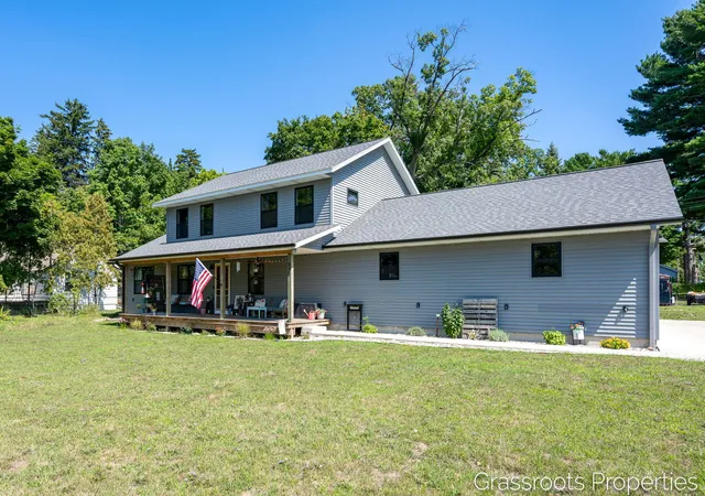 Photo 2 of Single family home for sale at 939 S Mears Ave, Whitehall City Muskegon, MI 49461 | MLS# 65026045792 | Listing updated on 2026-09-18