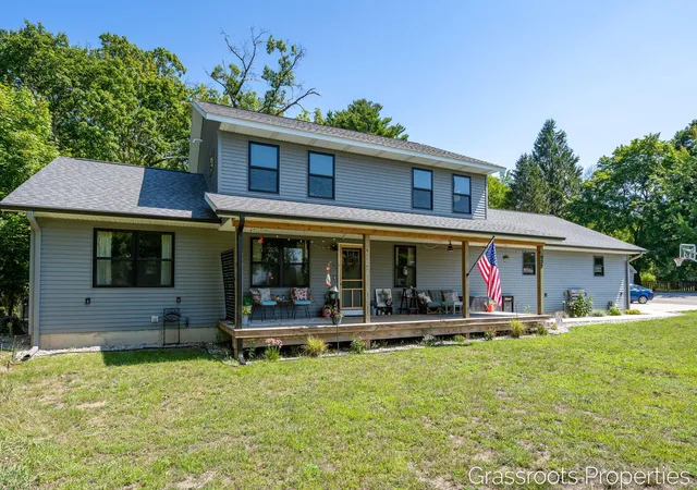 Photo 3 of Single family home for sale at 939 S Mears Ave, Whitehall City Muskegon, MI 49461 | MLS# 65026045792 | Listing updated on 2026-09-18
