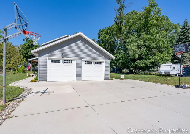 Photo 4 of Single family home for sale at 939 S Mears Ave, Whitehall City Muskegon, MI 49461 | MLS# 65026045792 | Listing updated on 2026-09-18