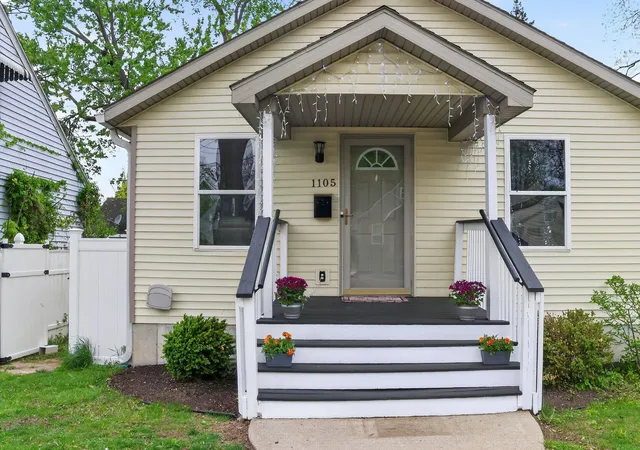Photo 1 of Single family home for sale at 1105 Hazen St Se, Grand Rapids City Kent, MI 49507 | MLS# 65026045797 | Listing updated on 2026-10-07