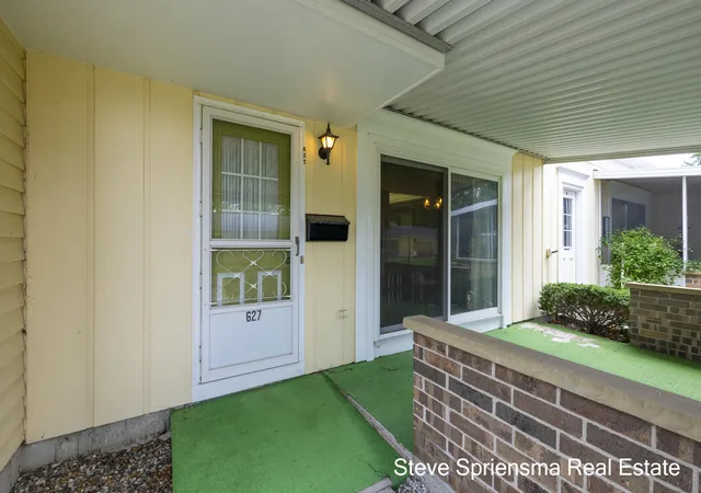 Listing Photo 2 - Condo for sale in building located at 627 Carriage Ln, Jenison, MI 49428