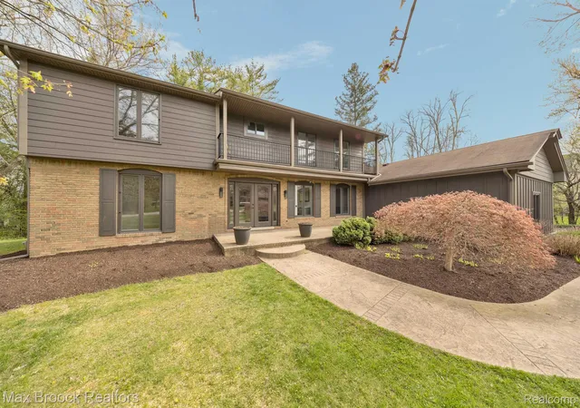 Photo 3 of Single family home for sale at 5240 Clarendon Crest St, Bloomfield Charter Township Oakland, MI 48302 | MLS# 20261069274 | Listing updated on 2026-08-29