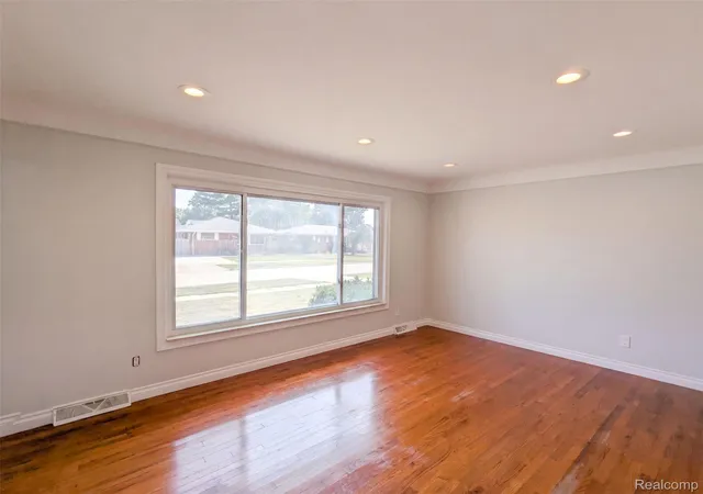 Photo 3 of Single family home for sale at 8507 Darlene St, Warren City Macomb, MI 48093 | MLS# 20261069281 | Listing updated on 2026-09-17