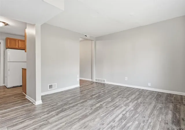 Photo 4 of Single family home for sale at 1761 E Evelyn Ave, Hazel Park City Oakland, MI 48030 | MLS# 20261069297 | Listing updated on 2026-09-04