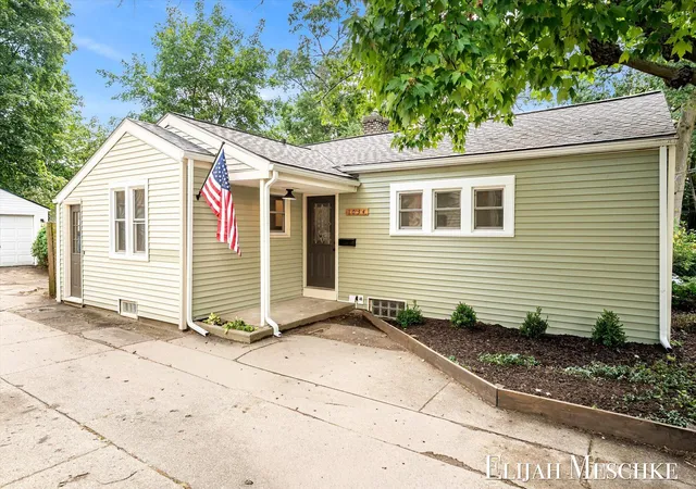 Photo 1 of Sale Pending at 1034 Griswold St Se, Grand Rapids City Kent, MI 49507 | MLS# 65026045862 | Listing updated on 2026-08-31