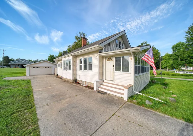 Photo 2 of Single family home for sale at 925 E Michigan Ave, Grass Lake Village Jackson, MI 49240 | MLS# 55026045869 | Listing updated on 2026-09-10