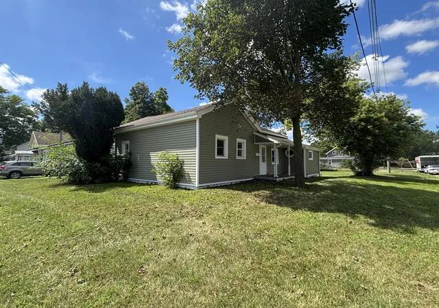 Photo 1 of Single family home for sale at 421 W Railroad St, Dowagiac City Cass, MI 49047 | MLS# 65026045909 | Listing updated on 2026-09-17