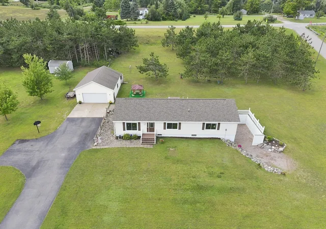 Photo 3 of Single family home for sale at 2020 Lakeview Ln, Tuscarora Township Cheboygan, MI 49706 | MLS# 72026045934 | Listing updated on 2026-10-04