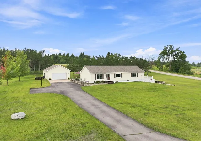 Photo 3 of Single family home for sale at 2020 Lakeview Ln, Tuscarora Township Cheboygan, MI 49706 | MLS# 72026045934 | Listing updated on 2026-10-04