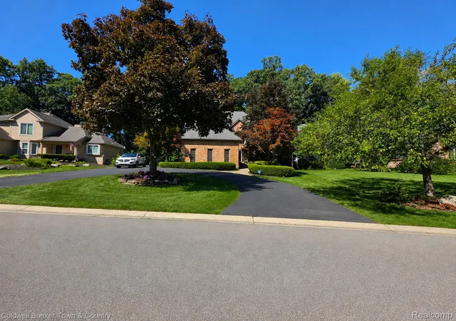 Photo 1 of Sale Pending at 5555 Bentwood Ln, Commerce Township, MI 48382 | MLS# 20261069408 | Listing updated on 2026-09-12