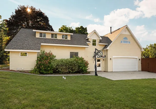 Photo 2 of Single family home for sale at 202 Seventeenth St, Traverse City City Grand Traverse, MI 49684 | MLS# 78080073021 | Listing updated on 2026-09-03