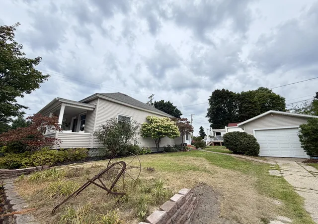 Photo 2 of Single family home for sale at 404 W Court St, Ludington City Mason, MI 49431 | MLS# 67026045999 | Listing updated on 2026-08-31