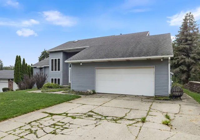 Photo 3 of Single family home for sale at 2630 Glencairin Dr Nw, Grand Rapids City Kent, MI 49504 | MLS# 65026046002 | Listing updated on 2026-09-19