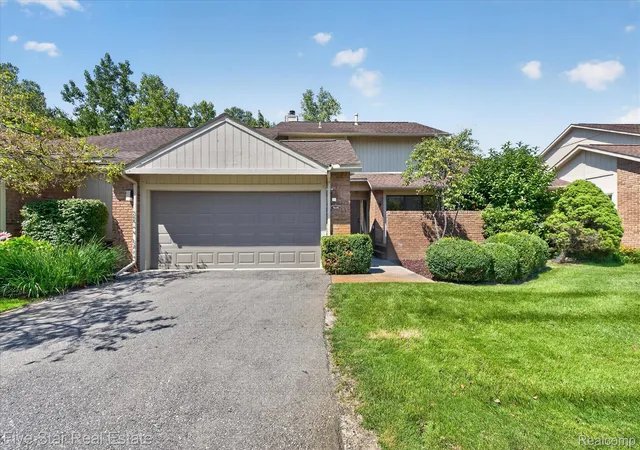 Photo 3 of Condo for sale at 5610 Hillcrest Cir W, West Bloomfield Charter Township Oakland, MI 48322 | MLS# 20261069457 | Listing updated on 2026-09-01