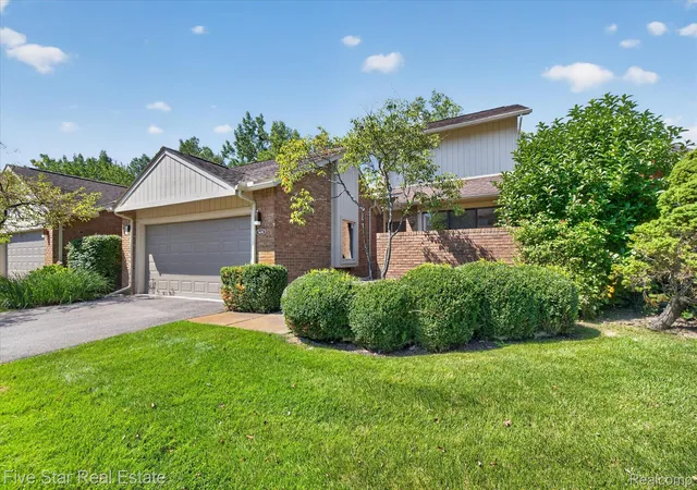 Photo 3 of Condo for sale at 5610 Hillcrest Cir W, West Bloomfield Charter Township Oakland, MI 48322 | MLS# 20261069457 | Listing updated on 2026-09-01