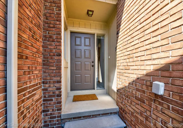 Photo 4 of Condo for sale at 5610 Hillcrest Cir W, West Bloomfield Charter Township Oakland, MI 48322 | MLS# 20261069457 | Listing updated on 2026-09-01