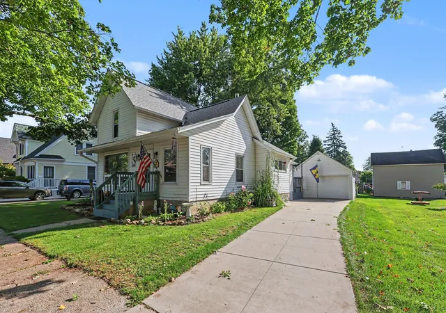 Photo 3 of Single family home for sale at 812 6th Ave, Odessa Township Ionia, MI 48849 | MLS# 65026046010 | Listing updated on 2026-10-20