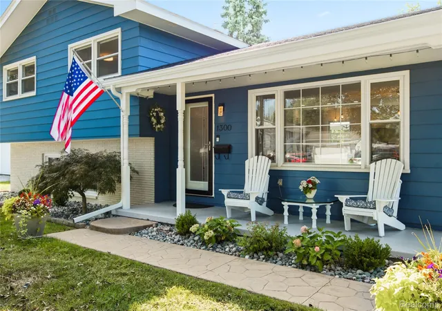 Photo 2 of Single family home for sale at 1300 Briarwood Dr, Port Huron, MI 48060 | MLS# 20261069505 | Listing updated on 2026-09-01