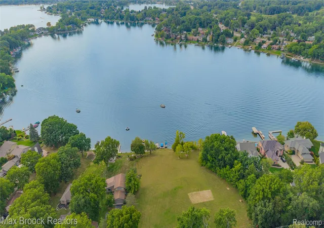 Photo 3 of Multi family home for sale at 2222 Montroyal Ave, Waterford Charter Township Oakland, MI 48328 | MLS# 20261069506 | Listing updated on 2026-08-31