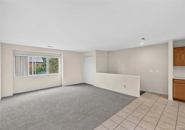 Listing Photo 5 - Condo for sale in building located at 21096 Flora St, Roseville, MI 48066