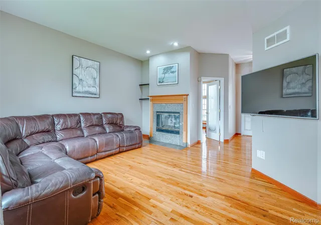 Listing Photo 5 - Condo for sale in building located at 43470 Algonquin Dr, Novi, MI 48375