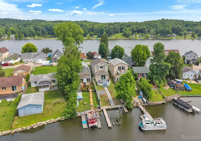 Photo 2 of Single family home for sale at 8963 Tackles Dr, White Lake Charter Township Oakland, MI 48386 | MLS# 20261069622 | Listing updated on 2026-09-06