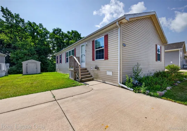 Photo 2 of Single family home for sale at 16047 Windsor Ln, Holly Township Oakland, MI 48442 | MLS# 20261069630 | Listing updated on 2026-09-09
