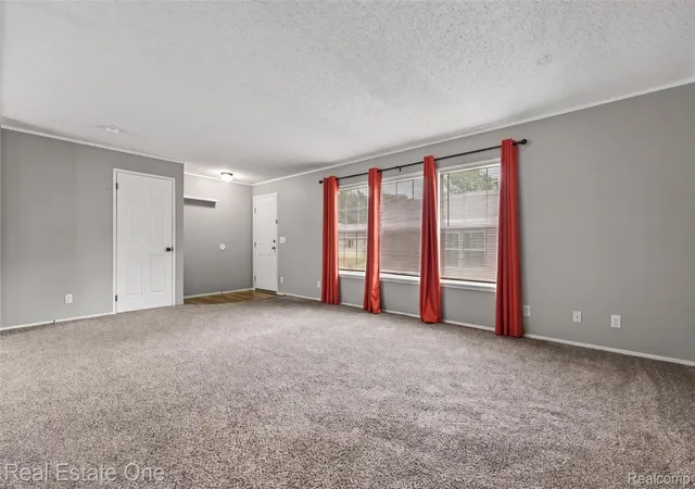 Photo 4 of Single family home for sale at 16047 Windsor Ln, Holly, MI 48442 | MLS# 20261069630 | Listing updated on 2026-10-25