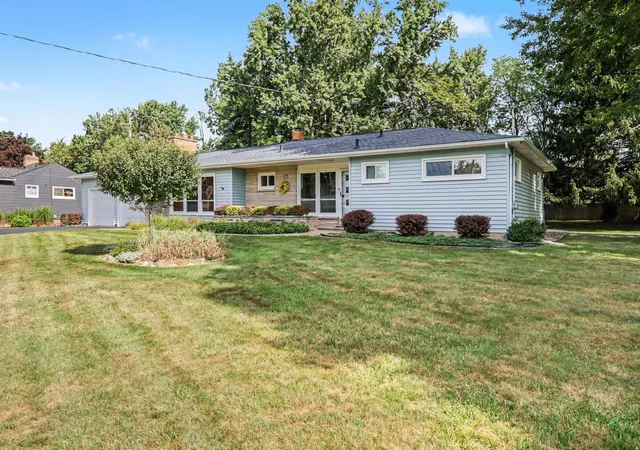 Photo 2 of Single family home for sale at 336 Lakeshore Dr, Battle Creek, MI 49015 | MLS# 64026046115 | Listing updated on 2026-09-18