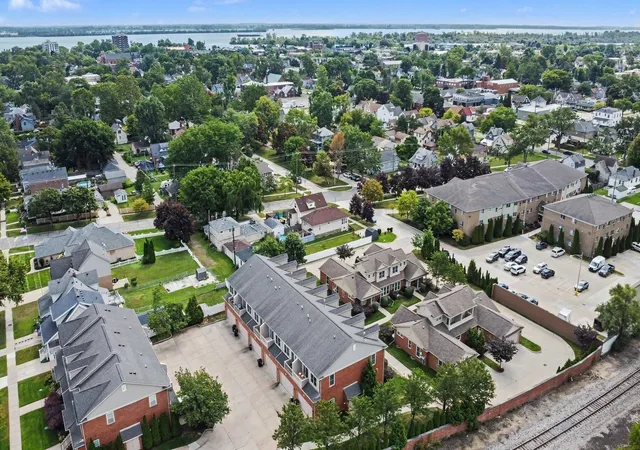 Listing Photo 2 - Condo for sale in building located at 659 Vinewood St, Wyandotte, MI 48192 - Unit #