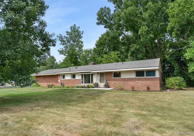 Photo 1 of Sale Pending at 5336 W Briarcliff Knoll Dr, West Bloomfield, MI 48322 | MLS# 20261069723 | Listing updated on 2026-09-02