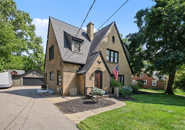 Photo 3 of Single family home for sale at 1214 Oakleigh Ave Nw, Grand Rapids, MI 49504 | MLS# 71026046120 | Listing updated on 2026-09-15